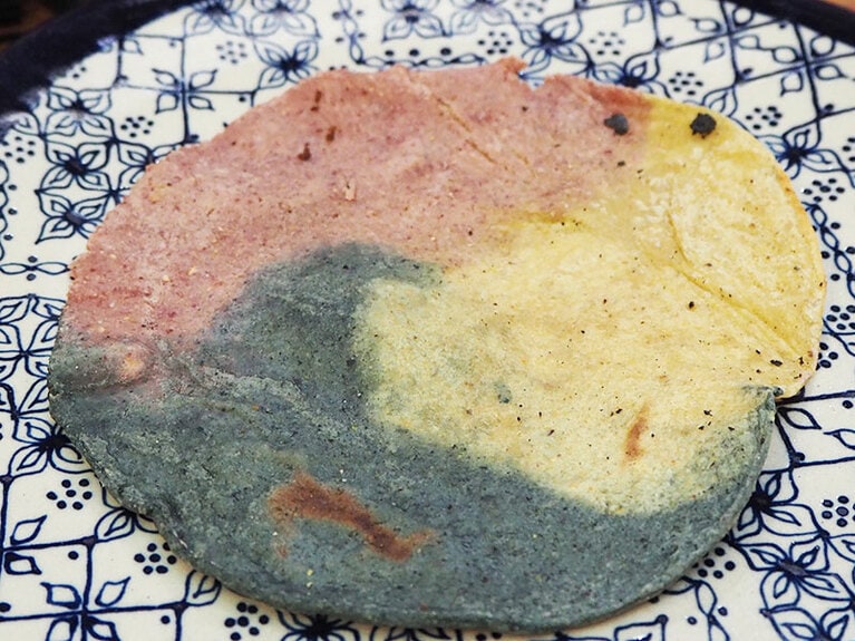 メキシコ・シティ「アスル レストラン」の三色トルティーヤ。