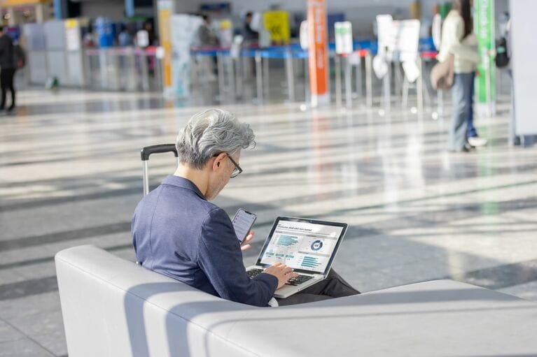 2026年4月中旬から、モバイルバッテリーの機内持ち込みや使用上のルールが制限される見込み　©Zoey／イメージマート