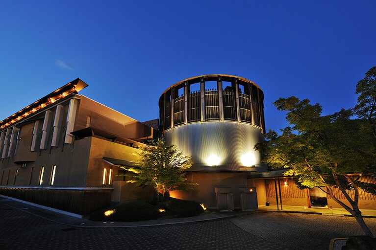 温泉街のなかでひときわ目を引く、モダンと和が融合する建物が目印。