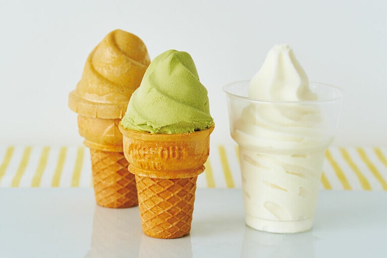 左から：グリーンソフト 10個入り 1,800円(税込)／玉林園、自然放牧「四季のカップソフトクリーム」120ml×8個 3,084円／シックス・プロデュース