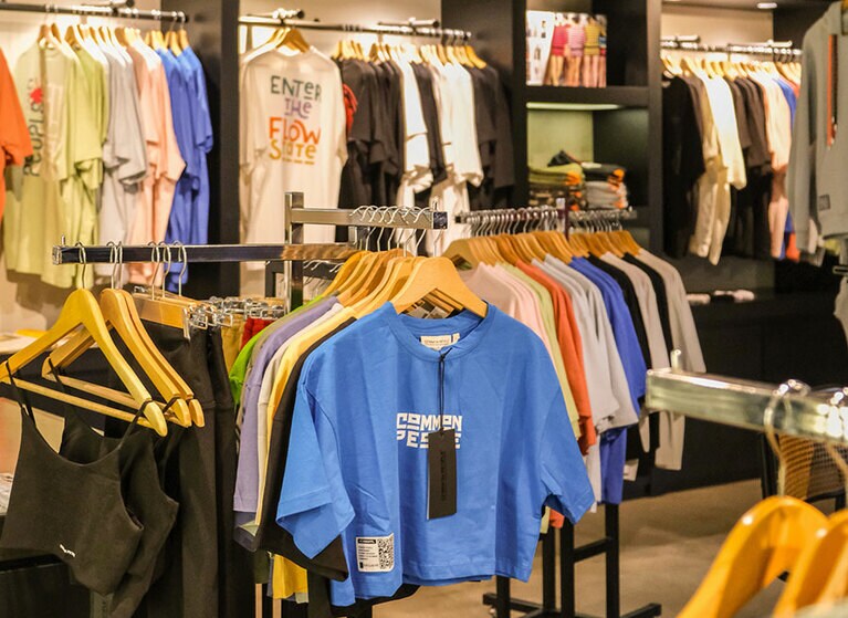 横に長いシルエットのTシャツは、ダボッと着こなすストリートスタイル。