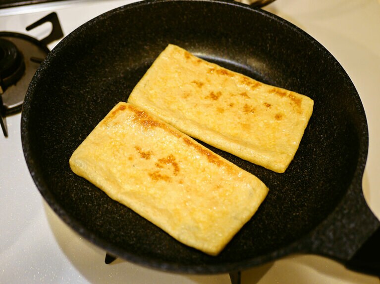 4分ほど熱して裏返したものがこちら。もう片面も熱していきましょう。