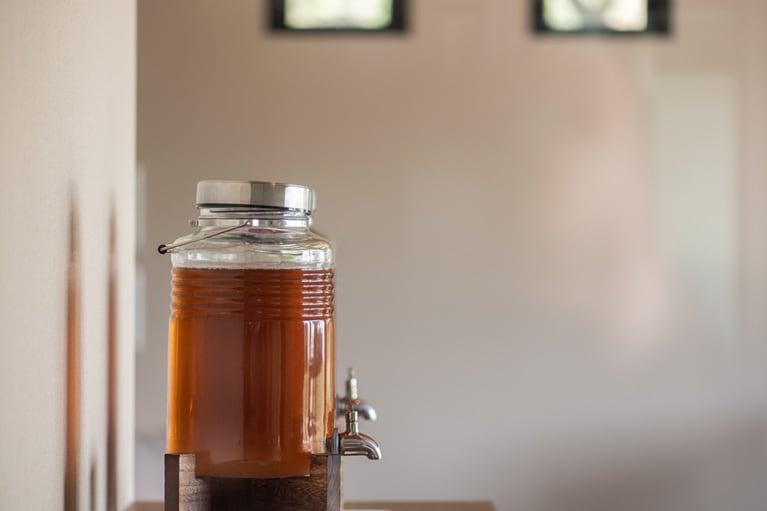 別棟の湯上がり処には霧島茶や黒酢ドリンクを用意。水分&ミネラル補給に最適。