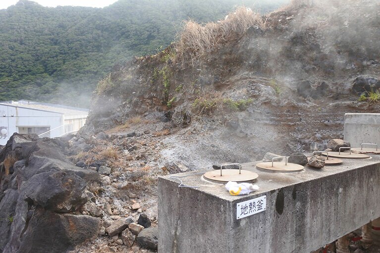 カルデラ内のひんぎゃ。日々、水蒸気の量と温度が異なります。