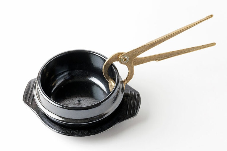 トッペギ（土鍋）W5,000、チッケ W10,000、専用の鍋敷きW1,000／テヨン商会（テヨンサンフェ／대영상회）