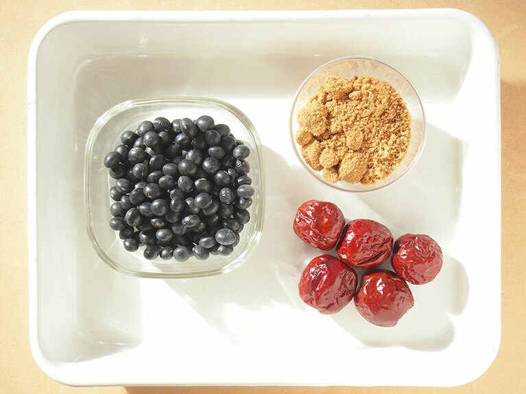 黒豆：100g ／なつめ：5個 ／黒砂糖：30g ／水：400ml ／醤油：小さじ1/2。