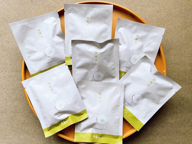 苗栗県の銅鑼で栽培された菊の花や、枸杞の実、決明子、紅棗、朝鮮人参などが入った「炯炯茶」。疲れ目に効くといわれています。ほんのりと甘く飲みやすい味です。