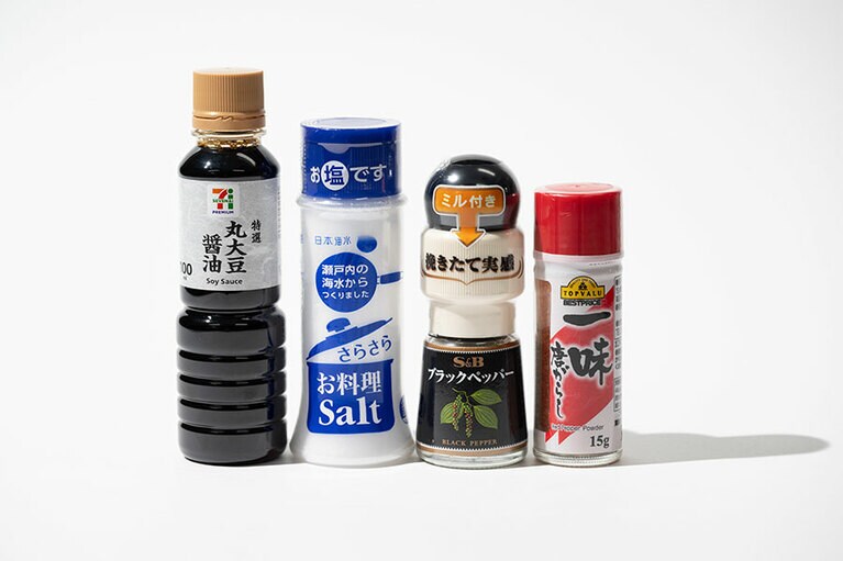 中村さん愛用の調味料セット（醤油、塩、胡椒、七味）。どれもコンビニなどで揃うミニサイズ。