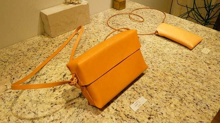 【Kamaroan 編織手機包(スマートフォン用ポーチ) 3,280元】値段はやや張りますが、品質が優れているので長く使うことができます。