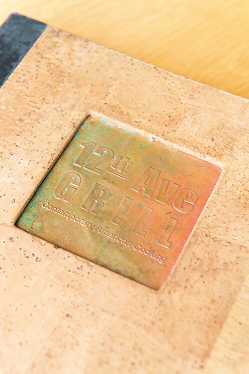 スタイリッシュなロゴやインテリア。