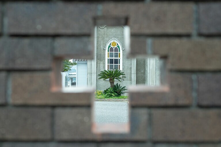 集落の中心にあるのは﨑津教会。日曜朝のミサには近所のクリスチャンが集う。