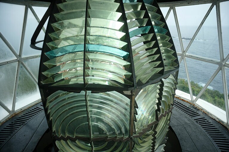 現在、樫野埼灯台にはフレネルレンズが設置されている。