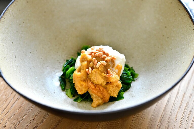 “野萱草(のかんぞう)と生雲丹”は名残りの野萱草を軽く茹でて刻んだものと生雲丹と豆乳ソースで。