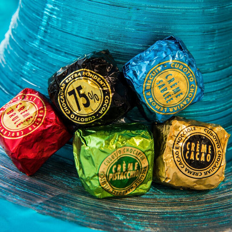 キュボット チョキャビアは、ダークチョコレート、クレームブリュレ、ジャンドゥーヤクリーム、ピスタチオ ジャンドゥーヤ、クレームサブレの5種類のフィリング。