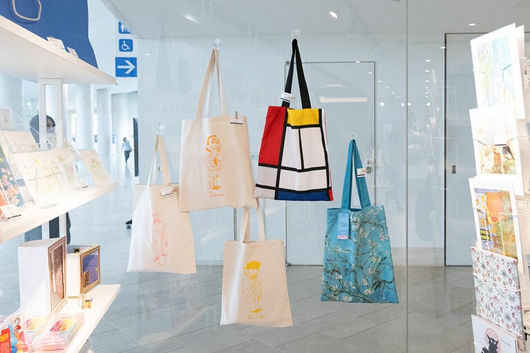 アーティストトートバッグ各2,420円、プリントトートバッグ3,850円など。