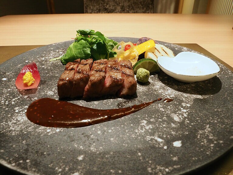 メインの肉料理は「相州牛」のロース炭火焼。