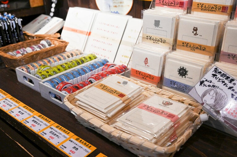 マスキングテープ 440円(税込)、そえぶみ箋 440円(税込)など、ステーショナリー系も充実。素朴な妖怪柄がかわいくて、編集部員Mも何品か購入。©水木プロ