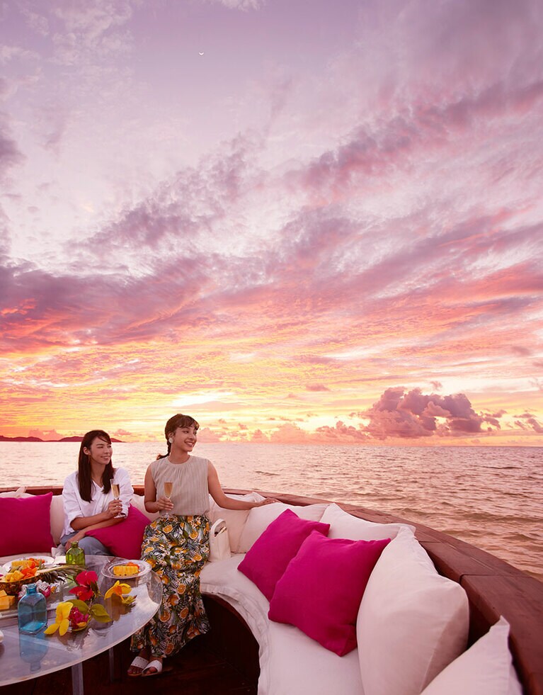 10月31日まで開催される「朝焼け海上ラウンジ」のアクティビティ。所要時間は約60分で、料金は1組9,000円となる。1組あたりの人数は4名まで。