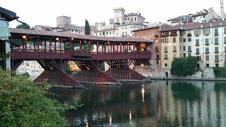 バッサーノ・デル・グラッパ村のシンボルの屋根付きの木造橋。この地域の特産品である蒸留酒「グラッパ」を求めて観光客が世界中から来ます。