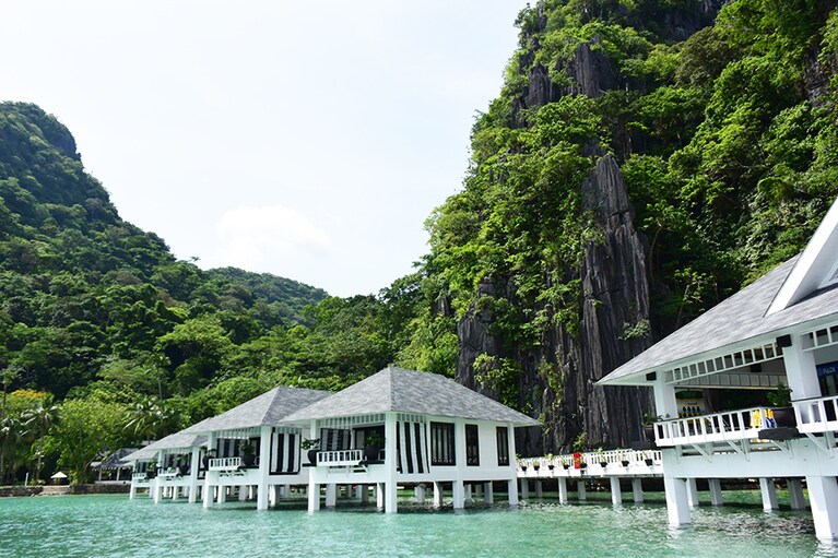 断崖に囲まれた自然美にあふれるラゲンアイランド。