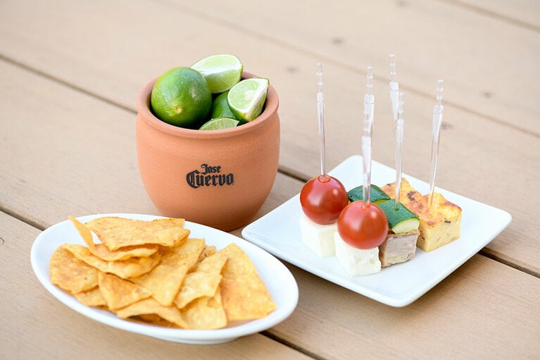 ナチョスはもちろん、ピンチョスはアッサリ味でとても食べやすく、マルガリータとの相性最高。卵焼きに特にハマってパクパク……。