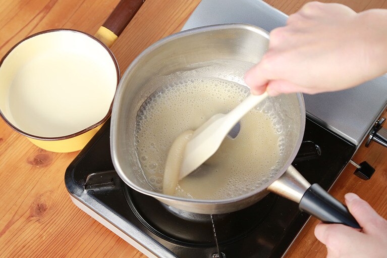 1回目を入れた状態。豆乳を加えたら弱火にかけて焦がさないように絶えずかき混ぜながら火を入れる。