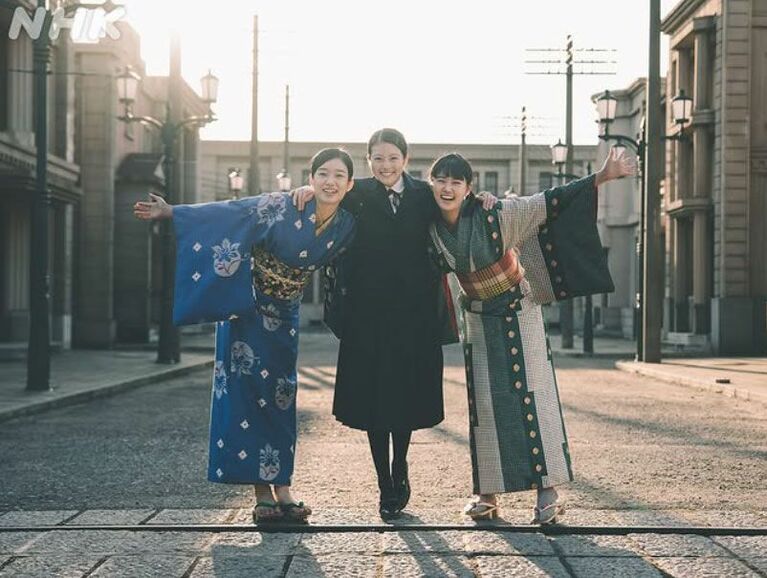 撮影現場でも仲良しの3姉妹（『あんぱん』のインスタグラムより）