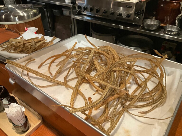 「骨せんべい」400円。写真は揚げたてホヤホヤ。