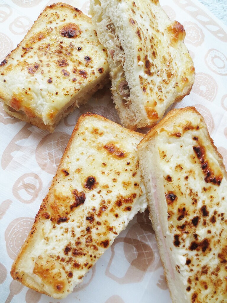 「クロックムッシュ」。上から「ツナとオリーブ」250円、「ハム」400円。