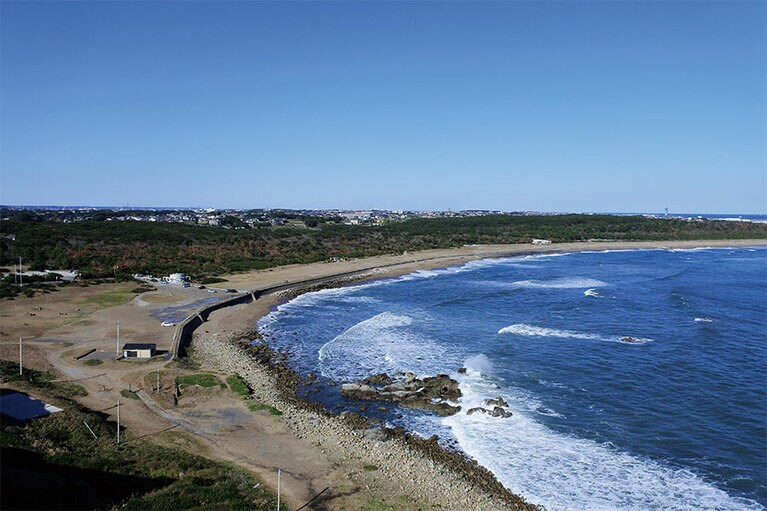 灯台のてっぺんの違う位置から海岸を。