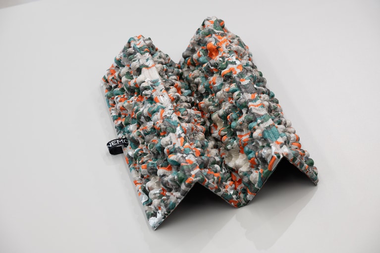 端材を活用したサステナブルな製造背景を持つ「チッパー」。2,640円。