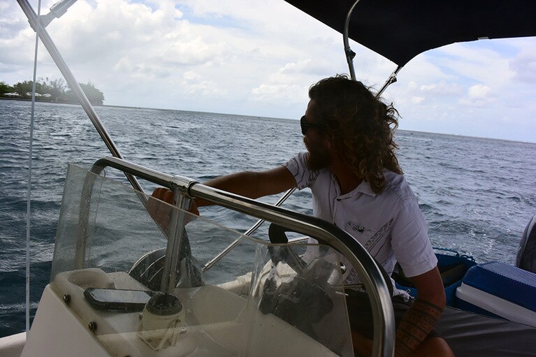 サーファーでもあるガイドのマイケルさん。サーフスポットのチョープーへ向かう。