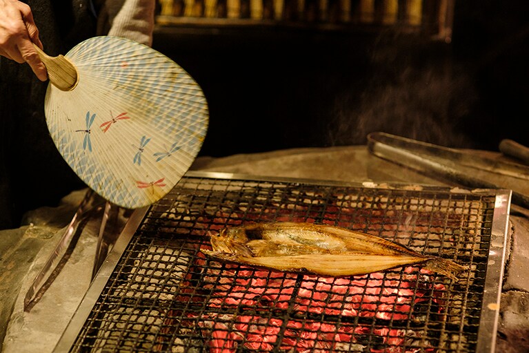 間近で本格的な炉端焼きを眺めていると、気分が上がってきます！