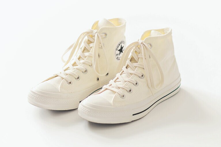 ミニマルな白の ハイカットスニーカー。15,000円／MHL
