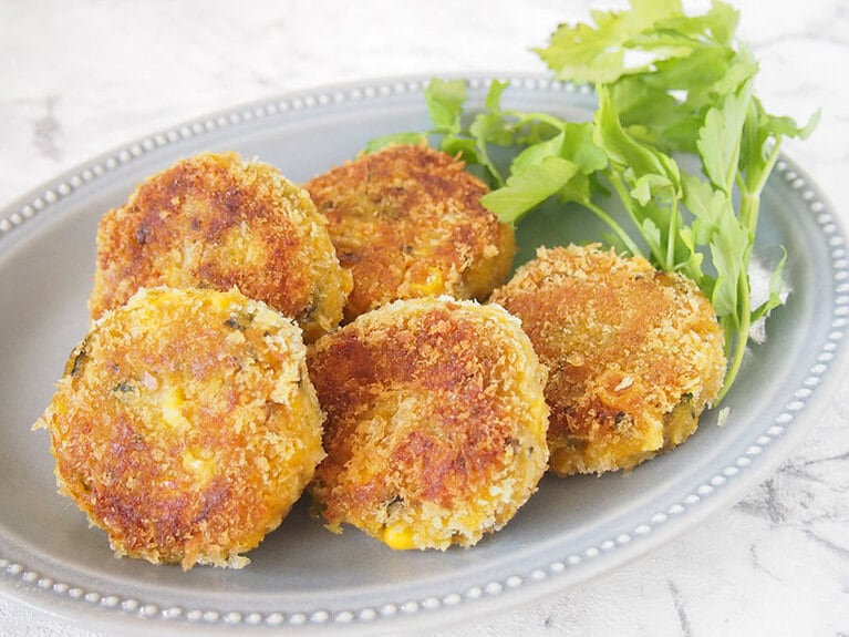 （8）焼きあがったコロッケを、器に盛り付けて完成です。