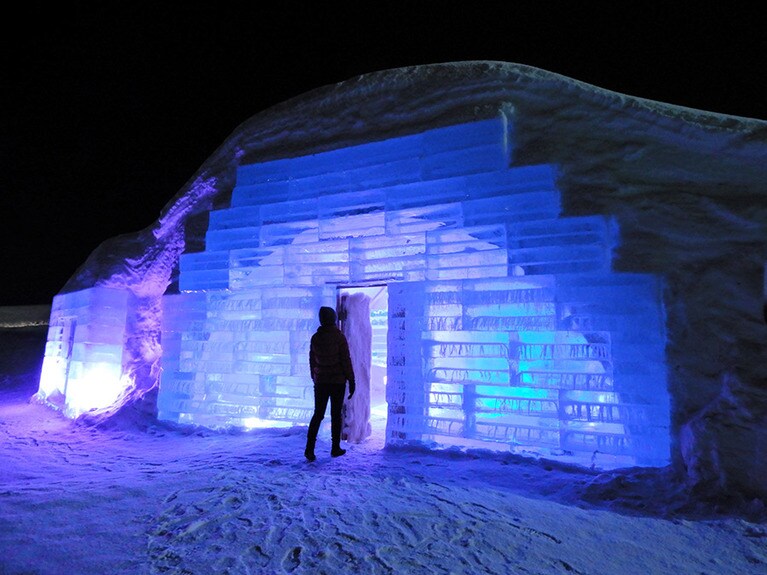 どんどん色が変わっていく氷の建物の中へ。