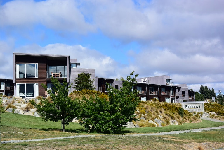 国道を挟んでテカポ湖に面したペッパーズ。町には低層階の建物しかありません。