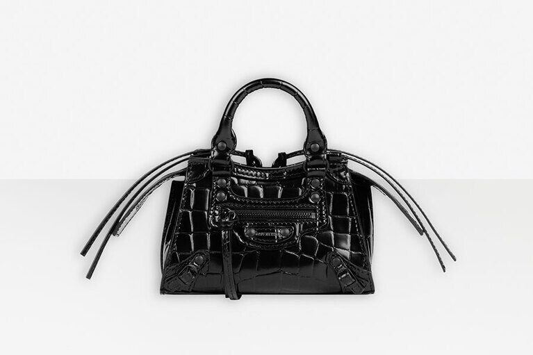 「ネオ クラシック シティ ナノ」BLACK(クロコエンボスカーフスキン／ブラックスタッズ)〈H12×W18×D6.5cm〉164,000円／バレンシアガ(バレンシアガ クライアントサービス)