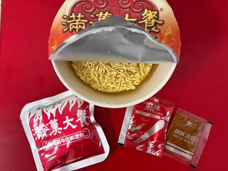 説明書きでは、熱湯を注いだあとにアルミホイルで全体を包んで待つことが推奨されていますが、面倒な場合はそのままでも問題ありません。