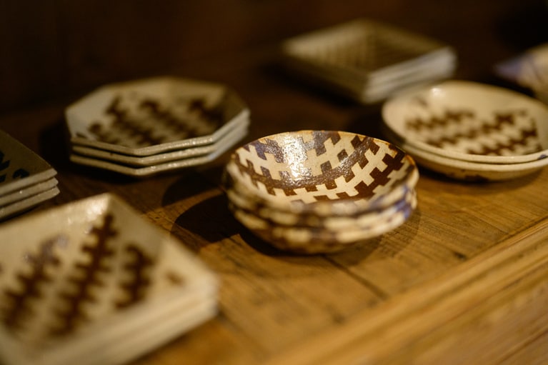 取材時に並んでいた杉本義訓さん（牧谷窯）のうつわ。