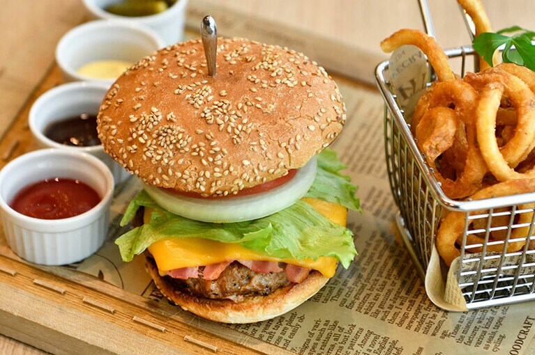 ［羽田 エクセルホテル東急］アボカド、トマト、チーズ、ベーコンが重ね上げられて、まるで天空へそびえるような「フライヤーズバーガー」 1,815円。