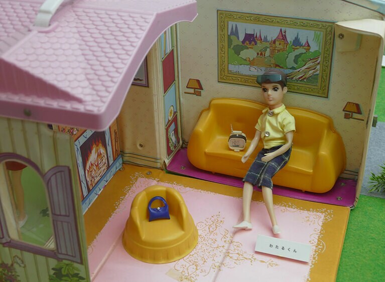 ハウスでくつろぐ最初のボーイフレンド、わたる君。アンニュイな雰囲気。