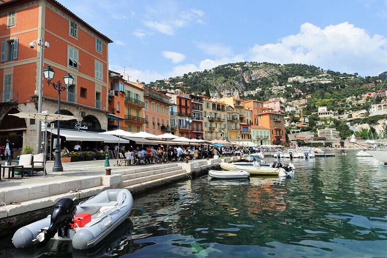 ヴィレフランシュ・シュール・メールは古くは西地中海へ向かう基点として栄え、今は客船の停泊地として人気。