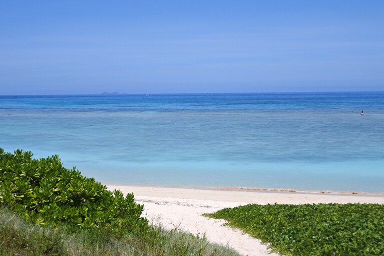 ニシ浜の入口。“ニシ”とは方言で“北”のこと。ニシ浜は北西に位置しています。