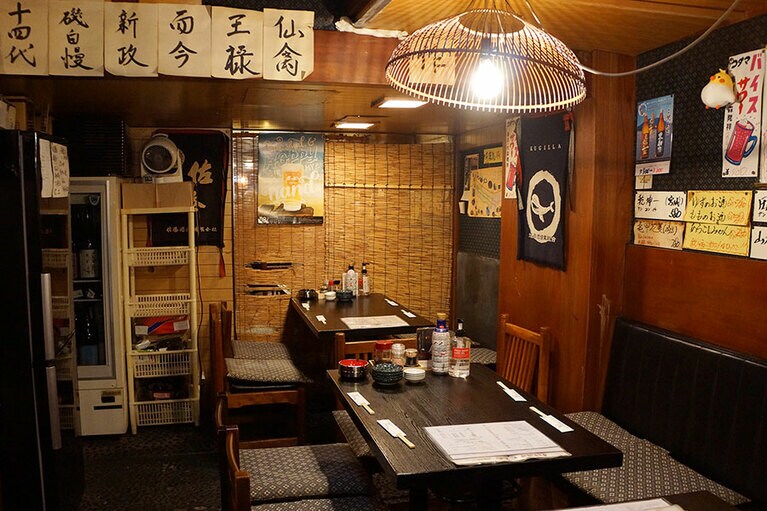 店内奥のテーブル席。