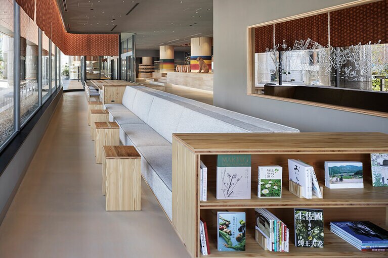 ゆったりとしたベンチスタイルのソファがあるラウンジ。