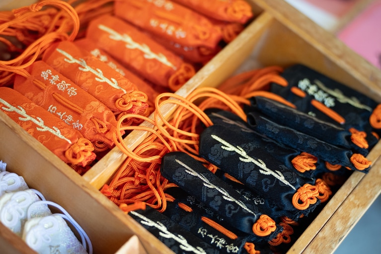 モチーフの七支刀は、百済から倭の王に献上されたものと伝えられている。