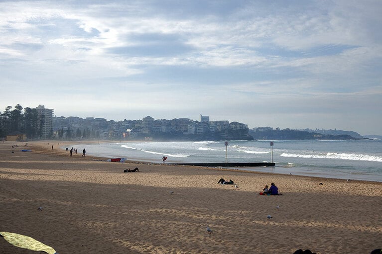 約1.5キロ、緩やかな弧を描くマンリービーチ。金色のサラサラとした砂の感触も心地いいです。