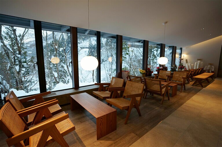 メイン棟のロビーラウンジ。全面ガラス張りで絶景を楽しめるようになっている。