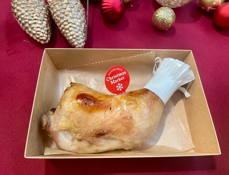 「骨つき鶏もも肉のクリスマスローストチキン」1,100円。